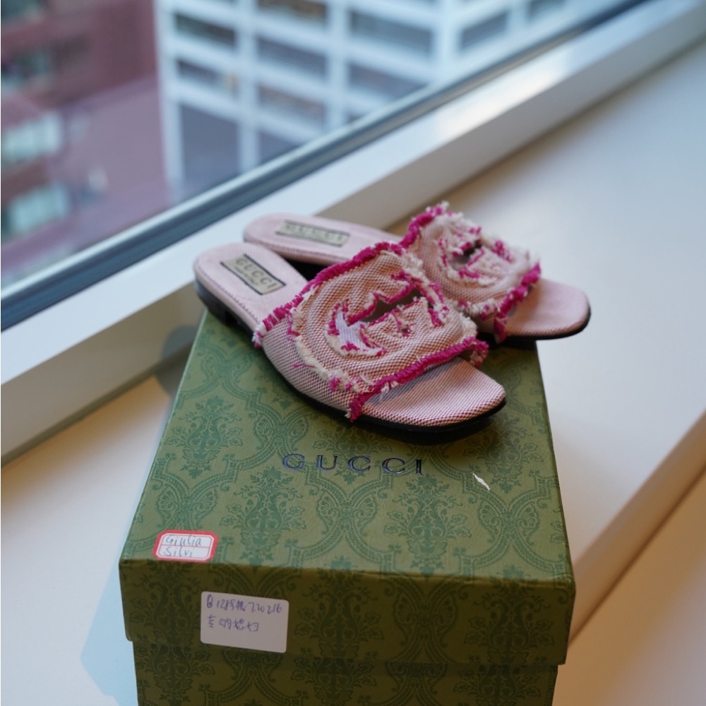 Interlocking G Canvas Slides